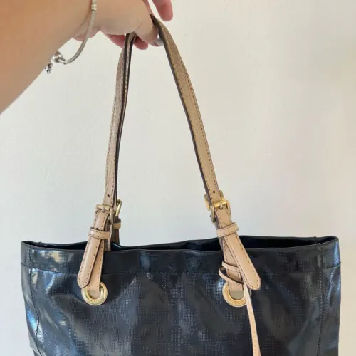 Bolsa Michael Kors preta em ótimo estado de conservação.