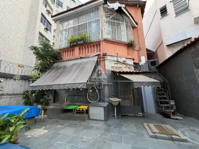 Oportunidade Única na Tijuca: Casa Duplex c/ Piscina, Dividida em 2 Apartamentos Amplos a 