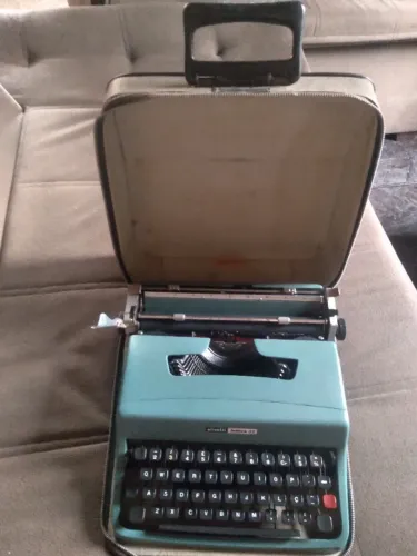 Maquina de escrever Oliveti Lettera 32