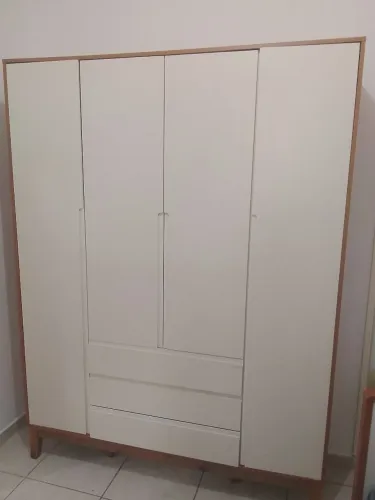 Vende-se guarda roupa 4 portas e 3 gavetas