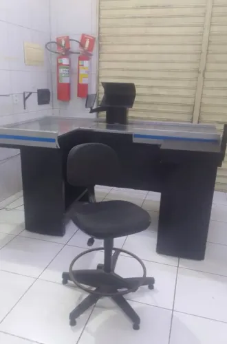Caixa de comércio com cadeira