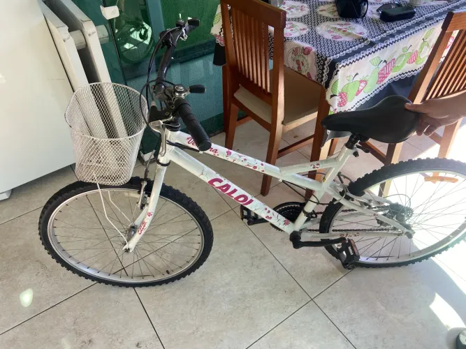 Bicicleta Aro 26 Caloi Ventura com 21 Marchas e Cesto Dianteiro - Branca