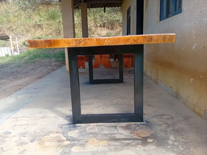 Mesa de madeira com pés de metalon 