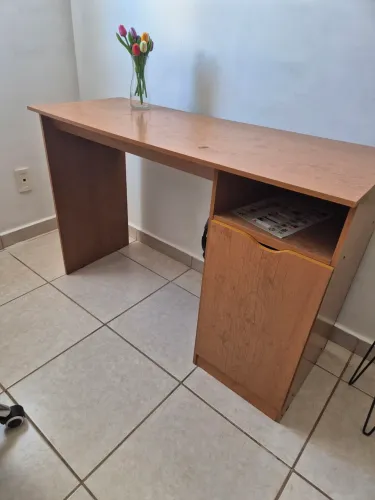 Escrivaninha com porta