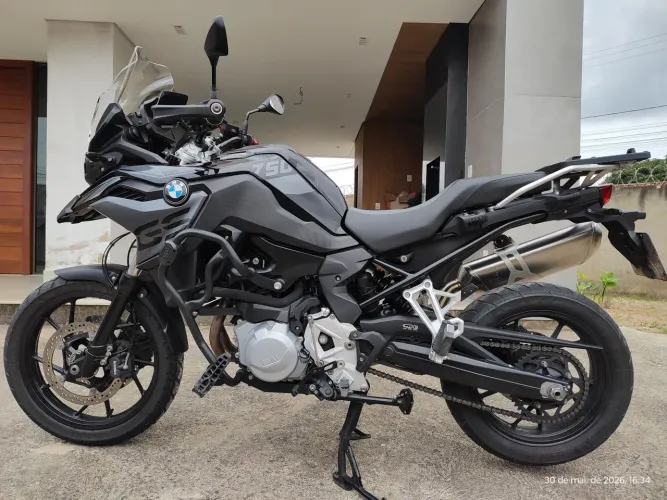 BMW F750gs TRIPLE BLACK 2023 sem detalhes - linda