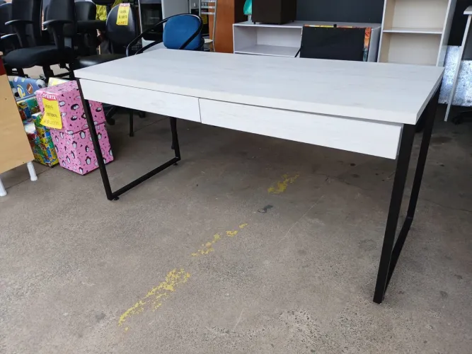 Mesa para escritório Office estilo industrial grande, com duas gavetas seminova conservada
