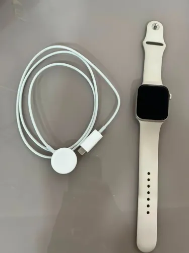 Apple Watch SE GPS ? Caixa estelar de alumínio - 44 mm ? Pulseira esportiva estelar