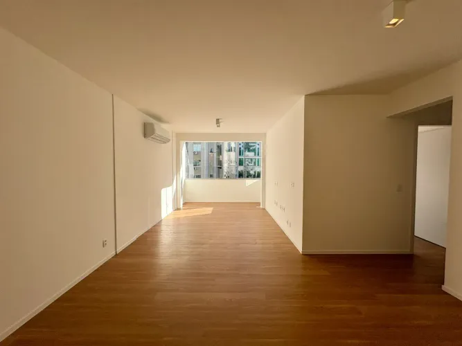 Apartamento Reformado 3 Dormitórios 2 Suítes com Garagem no Centro de Florianópolis