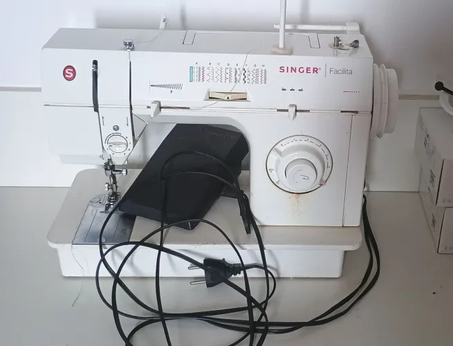Vende-se uma máquina seminova funcionando perfeitamente