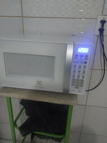 Vende-se micro-ondas novo 20 litros Electrolux