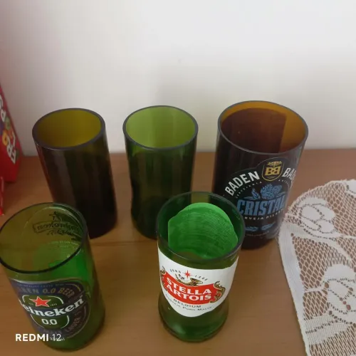 Copos artesanais de cerveja.
