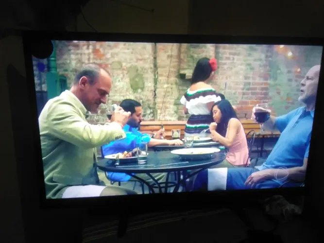 Tv Philco 32" com uma pequena mancha mas toda boa 79 9 * ZAP