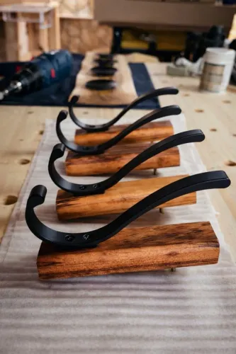 4 Cabideiros artesanais. Em madeira nobre Muricatiara. Gancho de liga de alumínio. Novo