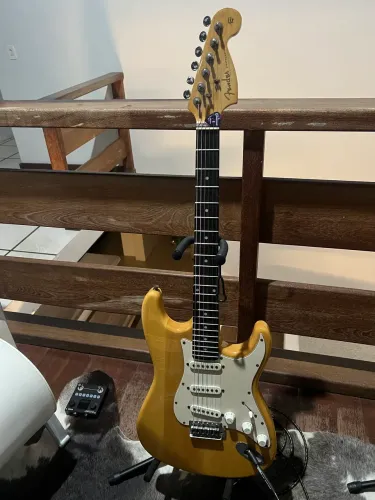 Guitarra com logo fender