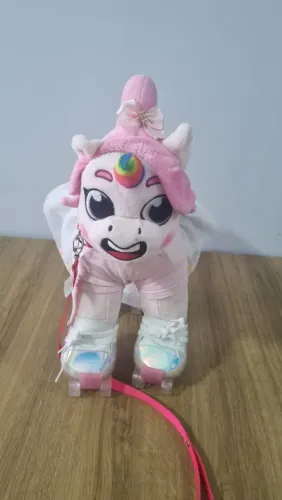 Unicórnio Criamigos, acompanha acessórios:camiseta,saia,coleira,tênis,patins e lacinho.