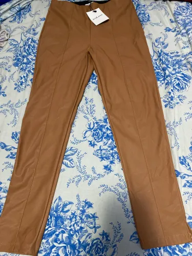 Calça de napa, tipo couro!