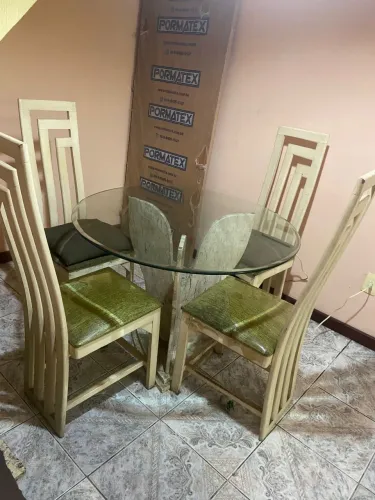 Mesa de mármore e vidro com 4 cadeiras