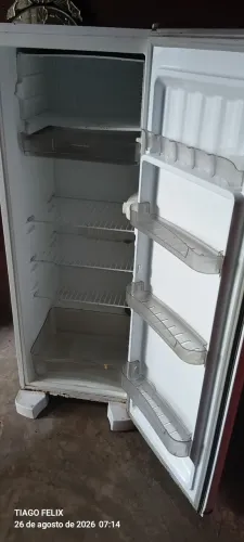 Vendo ou troco geladeira comprei uma maior zap *75