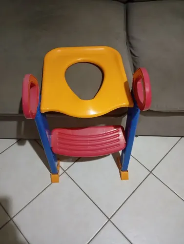 Redutor de assento infantil com escadinha 