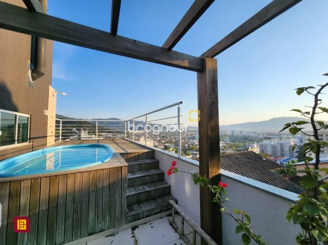 Casa no Itacorubi com 4 dorms com piscina