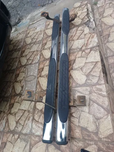 estribos laterais cromados de modelo oval