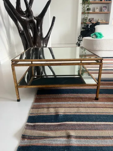 Mesa de centro espelhada com detalhes em dourado 