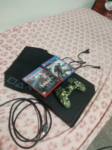 Ps4 slim 1tb com dois jogos e 1 controle e uma capa anti poeira