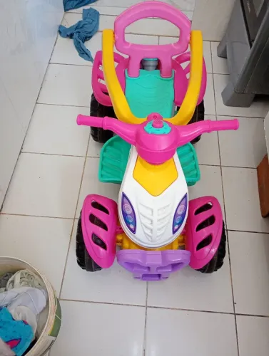 Vendo carrinho de passeio menina bem conservado 