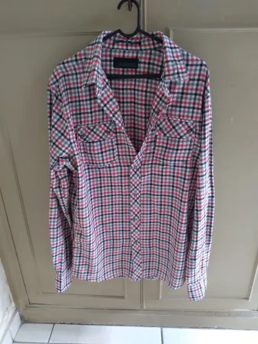 Blusa social quadriculada. Tam P. Avaria sem o segundo botão.