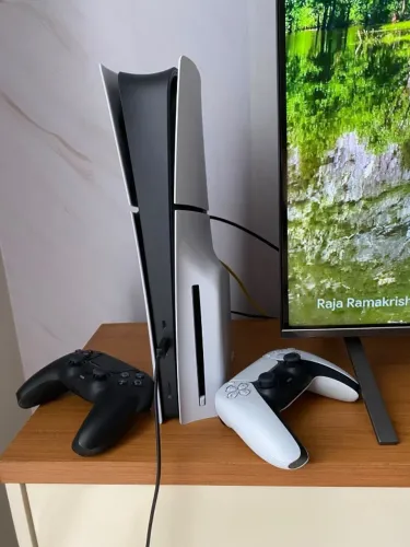PlayStation 5 1TB + 2 Jogos + Leitor Fisico + 2 Controles e menos de 1 ano de uso.