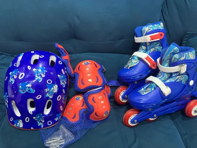 Patins infantil Sonic semi novo + kit proteção completo