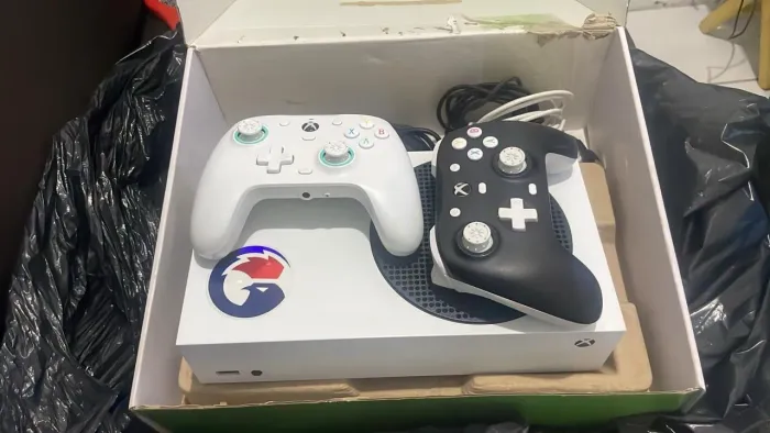 X box séries S com dois controles de competição