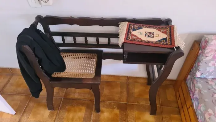 Mesinha clássica de telefone feita em madeira de lei