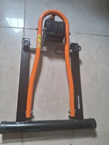 Rolo para exercícios usando bicicleta.