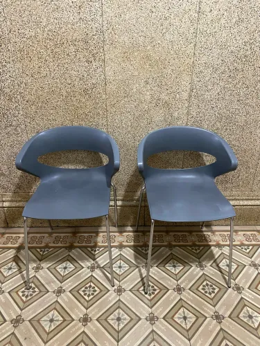 Par de Cadeiras Design Moderno Cinza - Estrutura Cromada - Excelente Estado