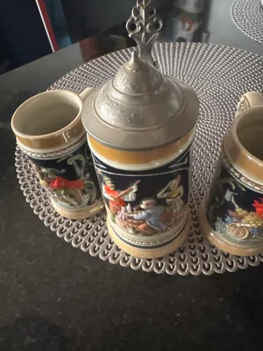 Conjunto de três canecas antigas ( 60 anos)