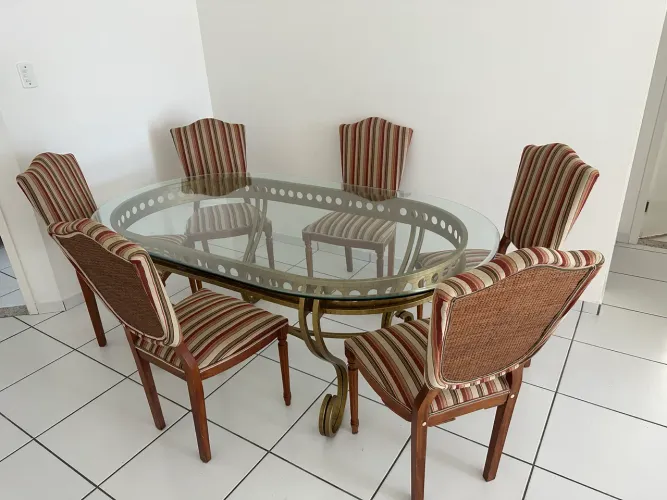 Mesa com 6 cadeiras