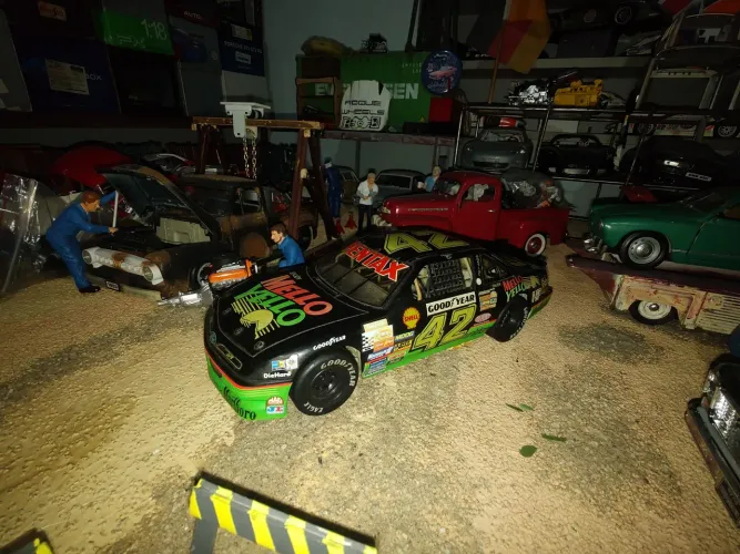 Miniatura Nascar Kyle Petty(filho Richard Petty) 1:18 ERTL livery Filme Dias de trovão 