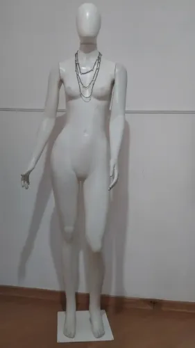 Manequim com suporte de ferro