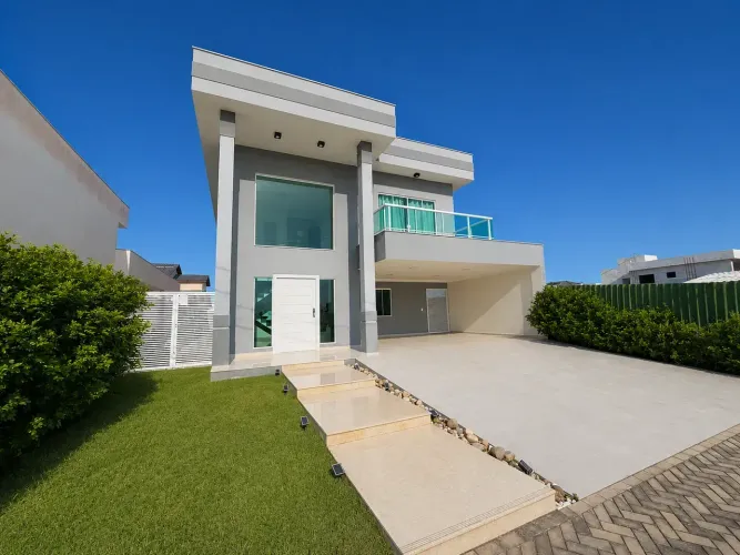 Casa Duplex Alphaville Cabo Frio com 266,02m², 4 Suítes, Piscina, Área Gourmet, Pé-Direito