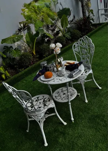 Lindo Conjunto de Jardim em Alumínio Fundido Branco ? Mesa Redonda 70cm + 2 Cadeiras