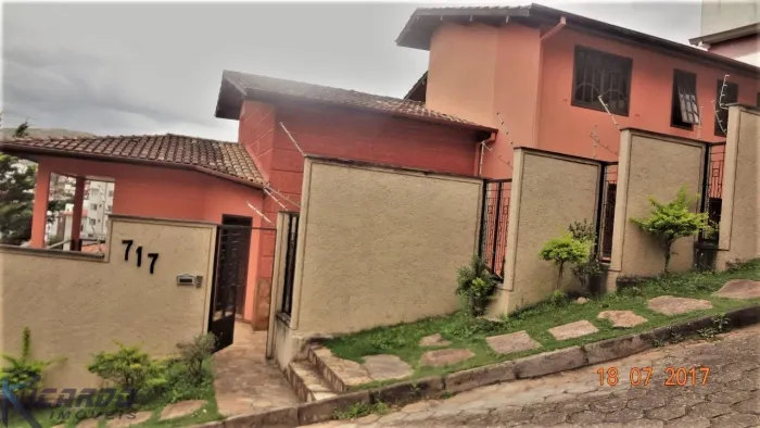 Casa à Venda com 3 Quartos no Bairro Santo Antônio - Itabira-MG