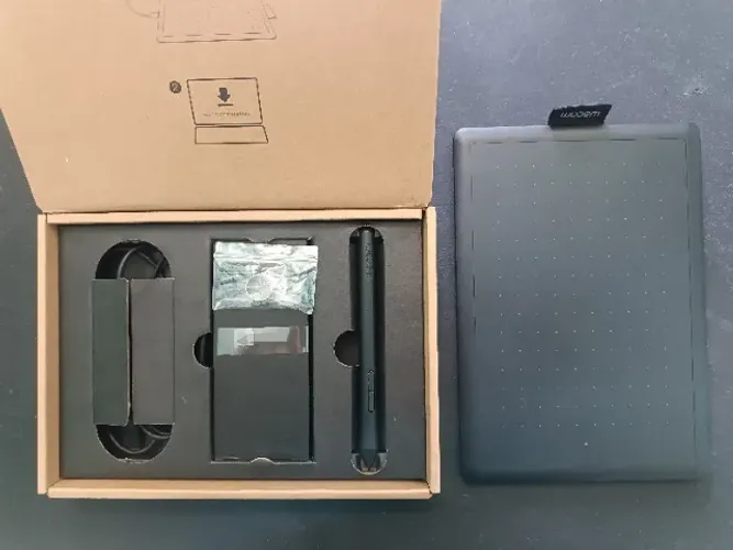Mesa Digitalizadora One By Wacom CTL472, Pequena, Pen LP-190K, Preto e Vermelho