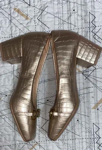 Sapato  dourado  sansa 