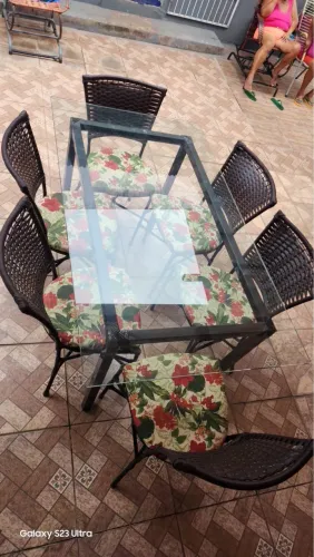 Conjunto de jantar com 6 cadeiras