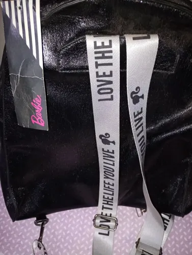 Vendo uma mochila da Barbie impermeável a chuva.ENTREGO