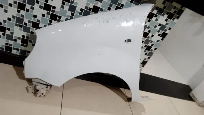 Paralama esquerdo Branco Kangoo 2015 com detalhes