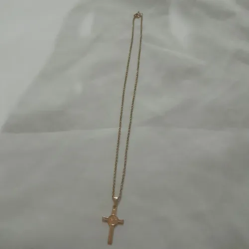 Colar folheado a ouro, garantia de 1 ano. Pingente de cruz.