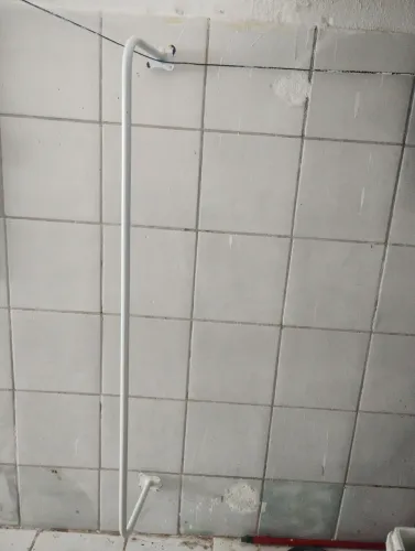 Arara de roupa branca com 20 cabides 