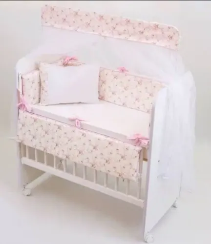Mini berço com rodas e freio nas rodas, Ideal pra colocar junto com a cama da mamãe